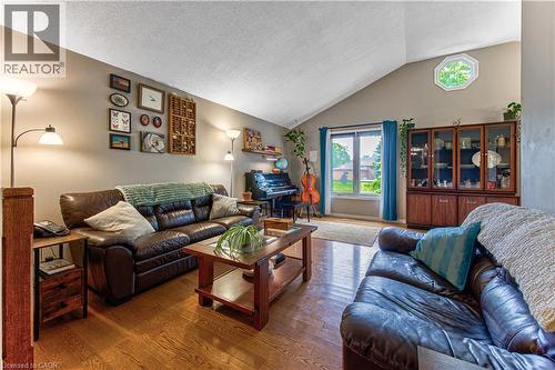 40 Peter Street, Scotland, ON - Indoor Photo Showing Living Room