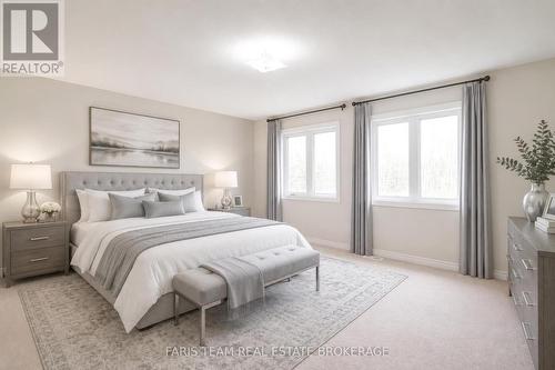 33 Pearl Street, Wasaga Beach, ON - Indoor Photo Showing Bedroom