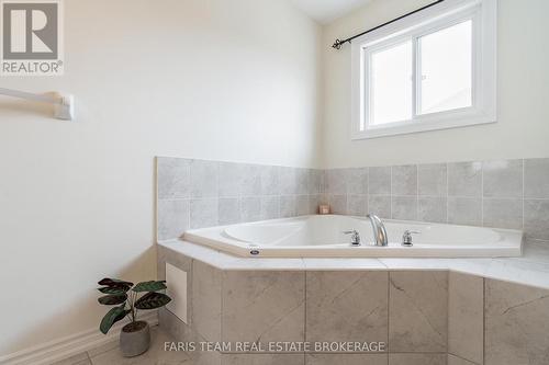33 Pearl Street, Wasaga Beach, ON - Indoor Photo Showing Bathroom