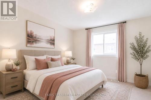 33 Pearl Street, Wasaga Beach, ON - Indoor Photo Showing Bedroom