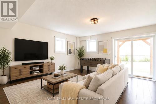 33 Pearl Street, Wasaga Beach, ON - Indoor Photo Showing Living Room