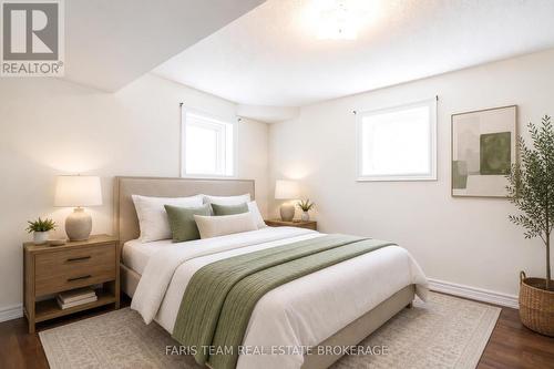 33 Pearl Street, Wasaga Beach, ON - Indoor Photo Showing Bedroom
