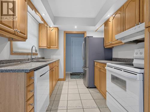 19 Black Knight Road, St. Catharines (Lakeport), ON - Indoor Photo Showing Kitchen