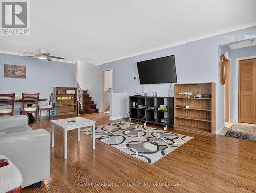 19 Black Knight Road, St. Catharines (Lakeport), ON - Indoor Photo Showing Living Room