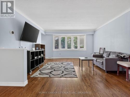 19 Black Knight Road, St. Catharines (Lakeport), ON - Indoor Photo Showing Living Room