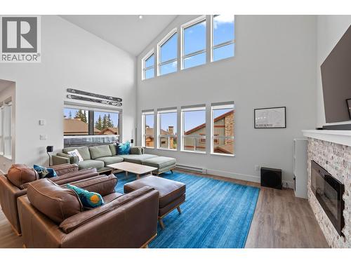 5075 Snowbird Way Unit# 8E, Big White, BC - Indoor Photo Showing Living Room With Fireplace