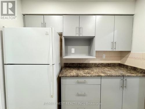 709 - 3533 Derry Road E, Mississauga, ON - Indoor Photo Showing Kitchen
