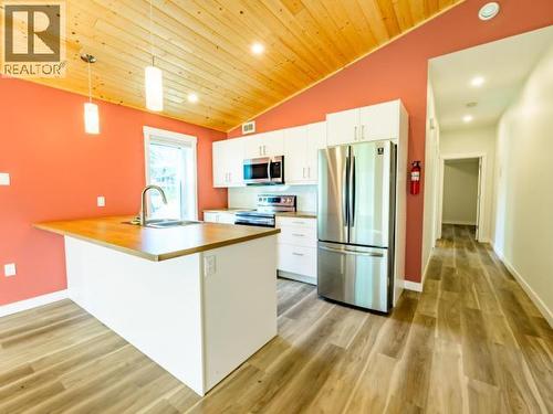 35- Takhini Meadows Drive, Whitehorse North, YT - Indoor Photo Showing Kitchen