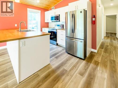 35- Takhini Meadows Drive, Whitehorse North, YT - Indoor Photo Showing Kitchen