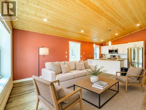 35- Takhini Meadows Drive, Whitehorse North, YT - Indoor Photo Showing Living Room