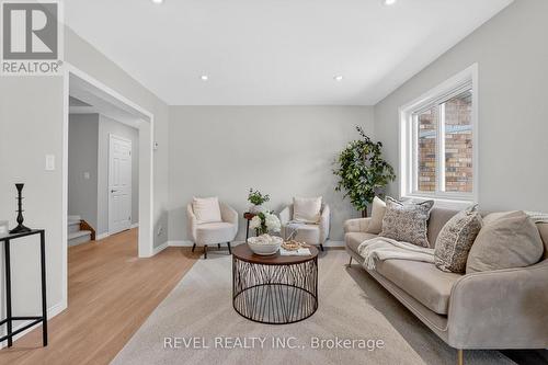 79 Lynnette Drive, Hamilton, ON - Indoor Photo Showing Living Room