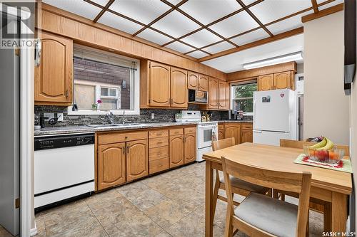 1188 2Nd Avenue Ne, Moose Jaw, SK - Indoor Photo Showing Kitchen
