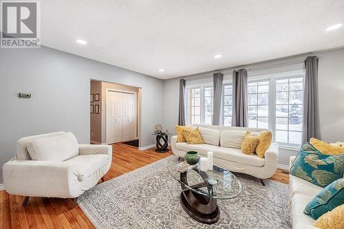 27 Plummer Ct, Sault Ste. Marie, ON - Indoor Photo Showing Living Room