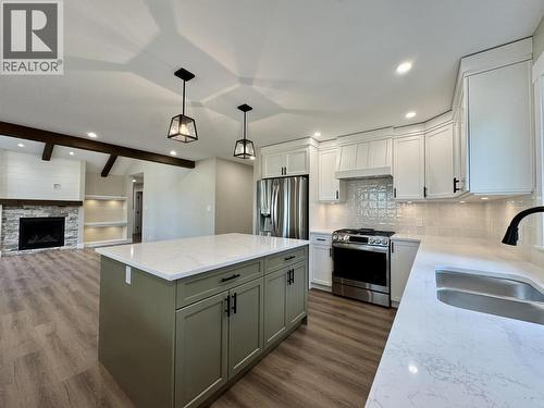 5343 Annaham Crescent, 108 Mile Ranch, BC - Indoor Photo Showing Kitchen With Double Sink With Upgraded Kitchen