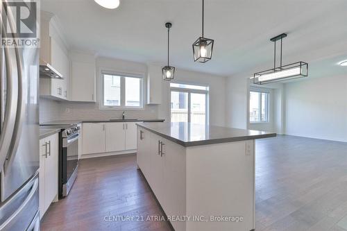 134 Fallharvest Way, Whitchurch-Stouffville, ON - Indoor Photo Showing Kitchen With Upgraded Kitchen