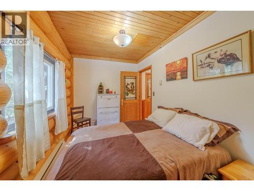 5031 Gloinnzun Drive, 108 Mile Ranch, BC - Indoor Photo Showing Bedroom