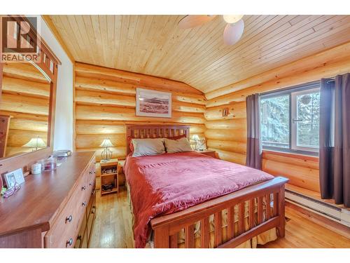 5031 Gloinnzun Drive, 108 Mile Ranch, BC - Indoor Photo Showing Bedroom
