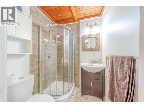 5031 Gloinnzun Drive, 108 Mile Ranch, BC - Indoor Photo Showing Bathroom