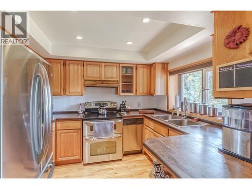 5031 Gloinnzun Drive, 108 Mile Ranch, BC - Indoor Photo Showing Kitchen With Double Sink