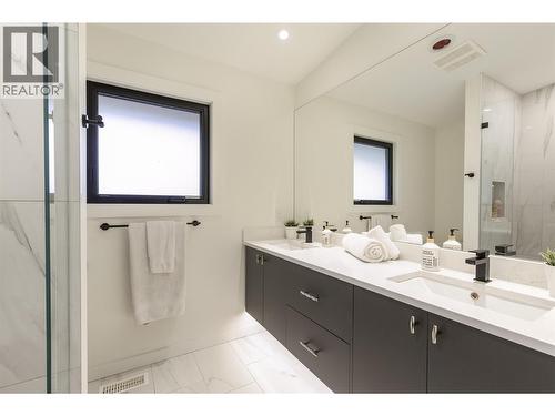 3153 Hall Road, Kelowna, BC - Indoor Photo Showing Bathroom