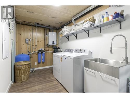 3153 Hall Road, Kelowna, BC - Indoor Photo Showing Laundry Room