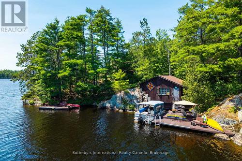 1 Island 29Kl Kahshe Lake - Cooee Island, Gravenhurst (Morrison), ON - Outdoor With Body Of Water