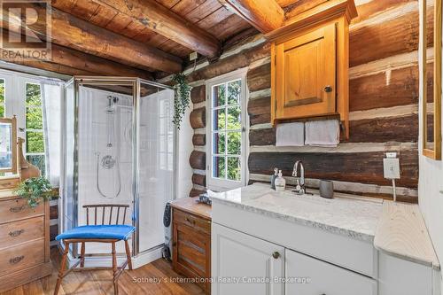 1 Island 29Kl Kahshe Lake - Cooee Island, Gravenhurst (Morrison), ON - Indoor Photo Showing Bathroom
