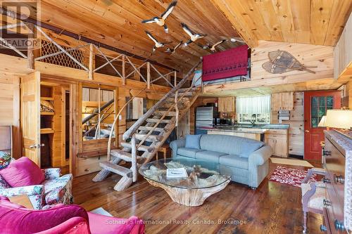 1 Island 29Kl Kahshe Lake - Cooee Island, Gravenhurst (Morrison), ON - Indoor Photo Showing Living Room