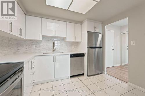 605 - 135 Hillcrest Avenue, Mississauga, ON - Indoor Photo Showing Kitchen