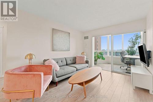 605 - 135 Hillcrest Avenue, Mississauga, ON - Indoor Photo Showing Living Room