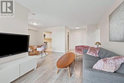 605 - 135 Hillcrest Avenue, Mississauga, ON - Indoor Photo Showing Living Room