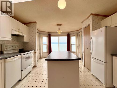 4078 Mckinley Drive, Lac La Hache, BC - Indoor Photo Showing Kitchen