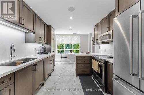 313 - 53 Woodbridge Avenue, Vaughan, ON - Indoor Photo Showing Kitchen With Double Sink With Upgraded Kitchen