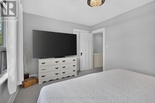 147 Melrose Avenue N, Hamilton, ON - Indoor Photo Showing Bedroom