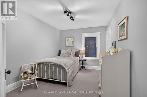 147 Melrose Avenue N, Hamilton, ON - Indoor Photo Showing Bedroom