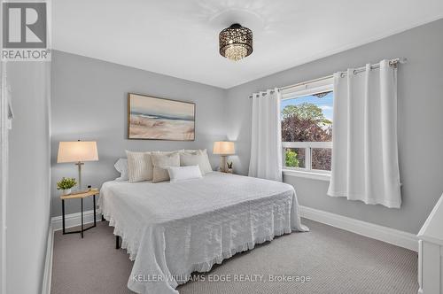 147 Melrose Avenue N, Hamilton, ON - Indoor Photo Showing Bedroom