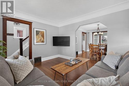 147 Melrose Avenue N, Hamilton, ON - Indoor Photo Showing Living Room