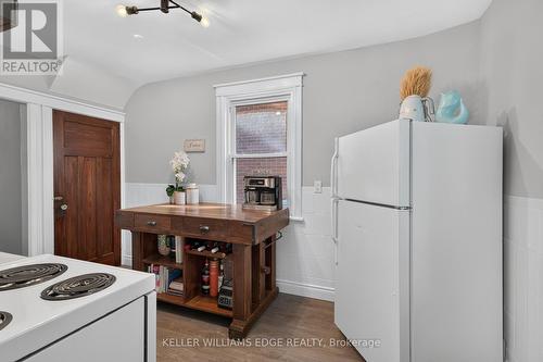 147 Melrose Avenue N, Hamilton, ON - Indoor Photo Showing Kitchen