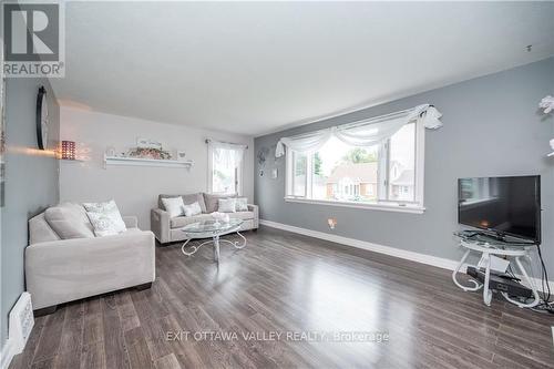 Imported from oreb - 500 Dominion Street, Renfrew, ON - Indoor Photo Showing Living Room