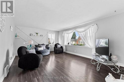 500 Dominion Street, Renfrew, ON - Indoor Photo Showing Living Room