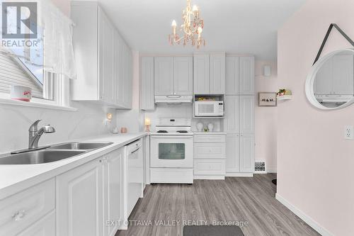 500 Dominion Street, Renfrew, ON - Indoor Photo Showing Kitchen With Double Sink