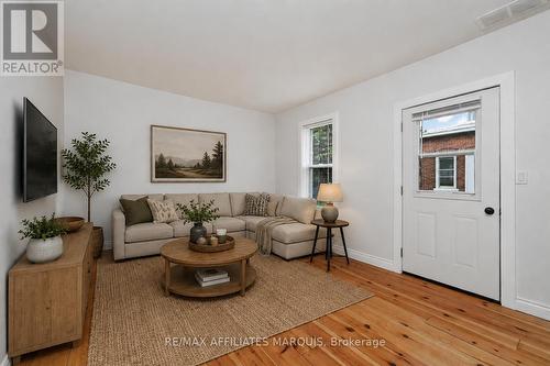 88 Brockville Street, Smiths Falls, ON - Indoor Photo Showing Living Room
