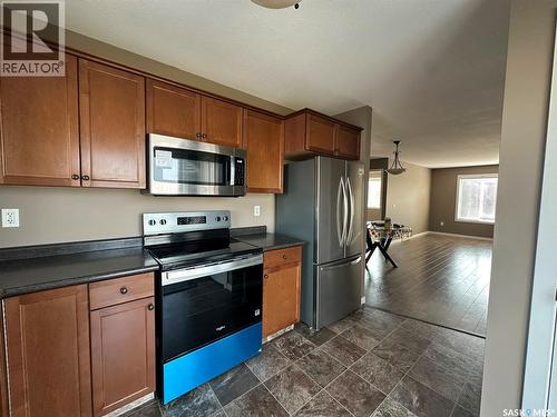 8 5004 James Hill Road, Regina, SK - Indoor Photo Showing Kitchen With Stainless Steel Kitchen