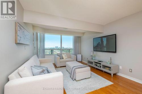 3239 - 68 Corporate Drive, Toronto, ON - Indoor Photo Showing Living Room