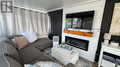 420 - 225 Platten Boulevard, Scugog, ON - Indoor Photo Showing Living Room With Fireplace