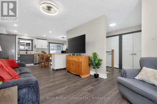 44 Byrnes Crescent, Penetanguishene, ON - Indoor Photo Showing Living Room