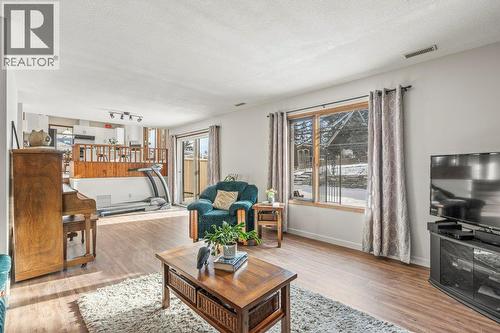 11410 Tassie Drive, Coldstream, BC - Indoor Photo Showing Living Room