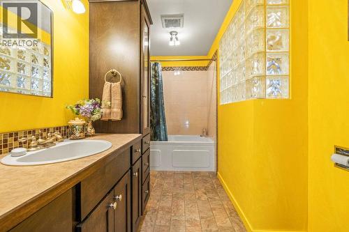 11410 Tassie Drive, Coldstream, BC - Indoor Photo Showing Bathroom