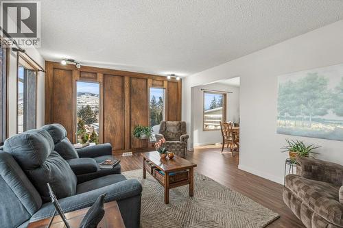 11410 Tassie Drive, Coldstream, BC - Indoor Photo Showing Living Room