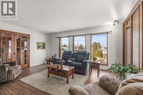 11410 Tassie Drive, Coldstream, BC - Indoor Photo Showing Living Room